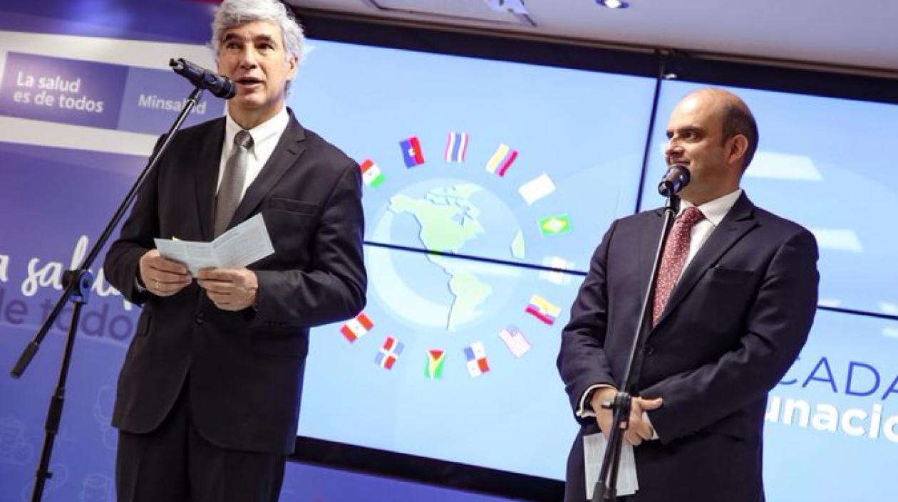 Ministro y Viceministro de Salud en el lanzamiento de la Tarjeta Única de Vacunación.