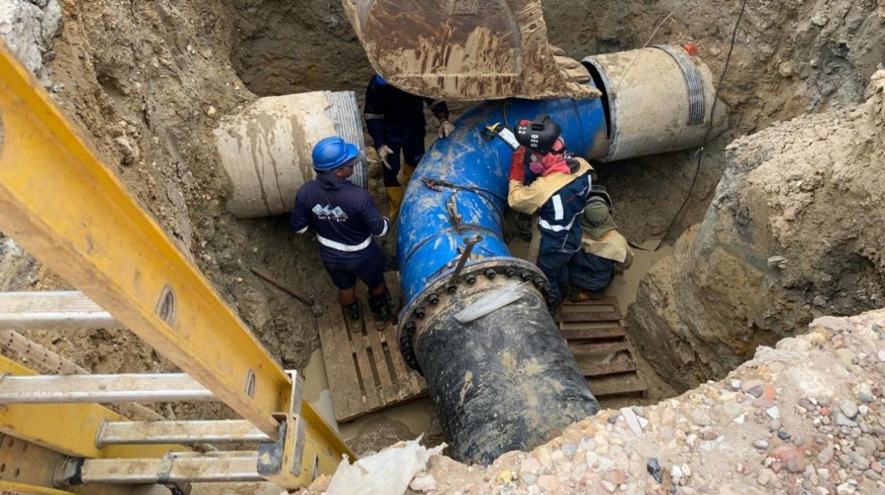 Triple A trabaja en la fuga detectada en una tubería de 30 pulgadas.