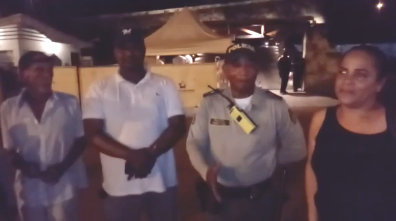 Momento de la devolución del celular.