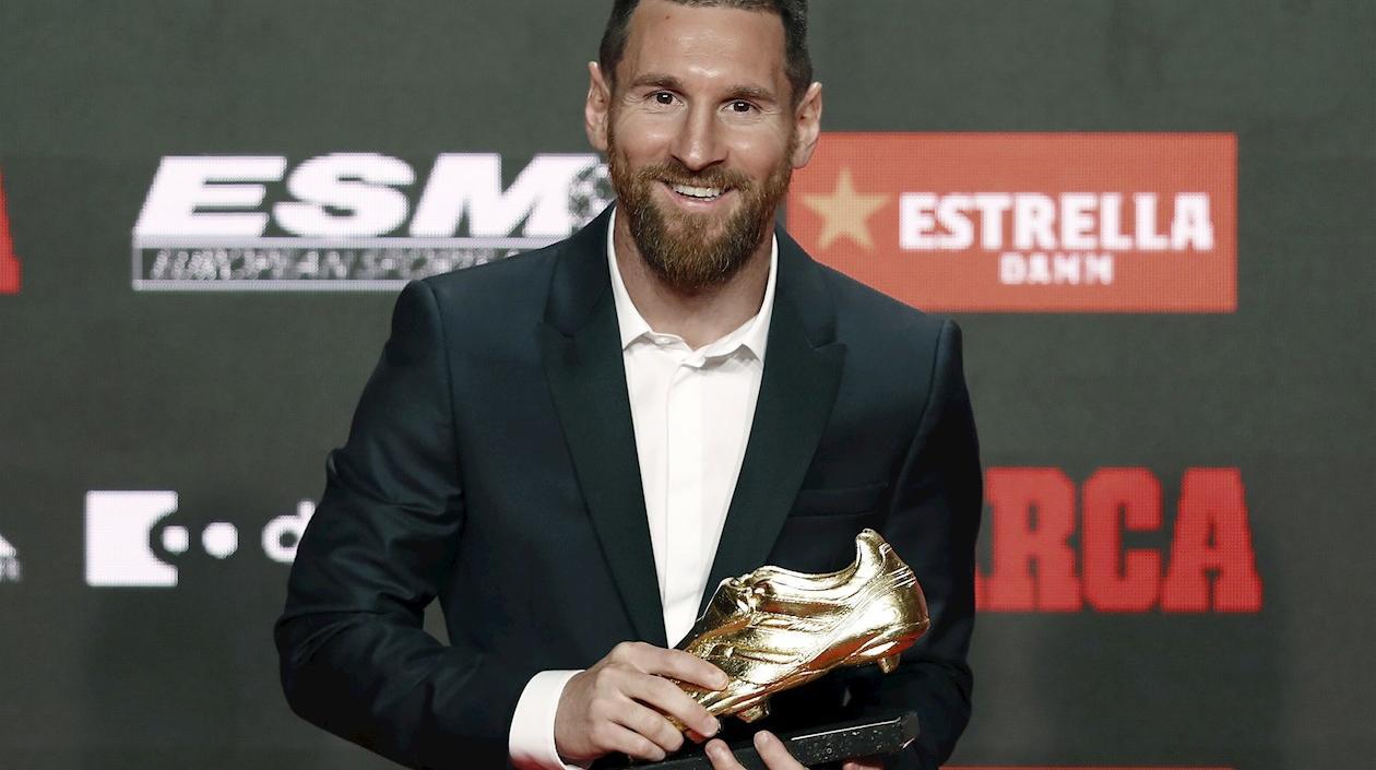 El delantero argentino y capitán del FC Barcelona, Lionel Messi, posa con su sexta Bota de Oro.
