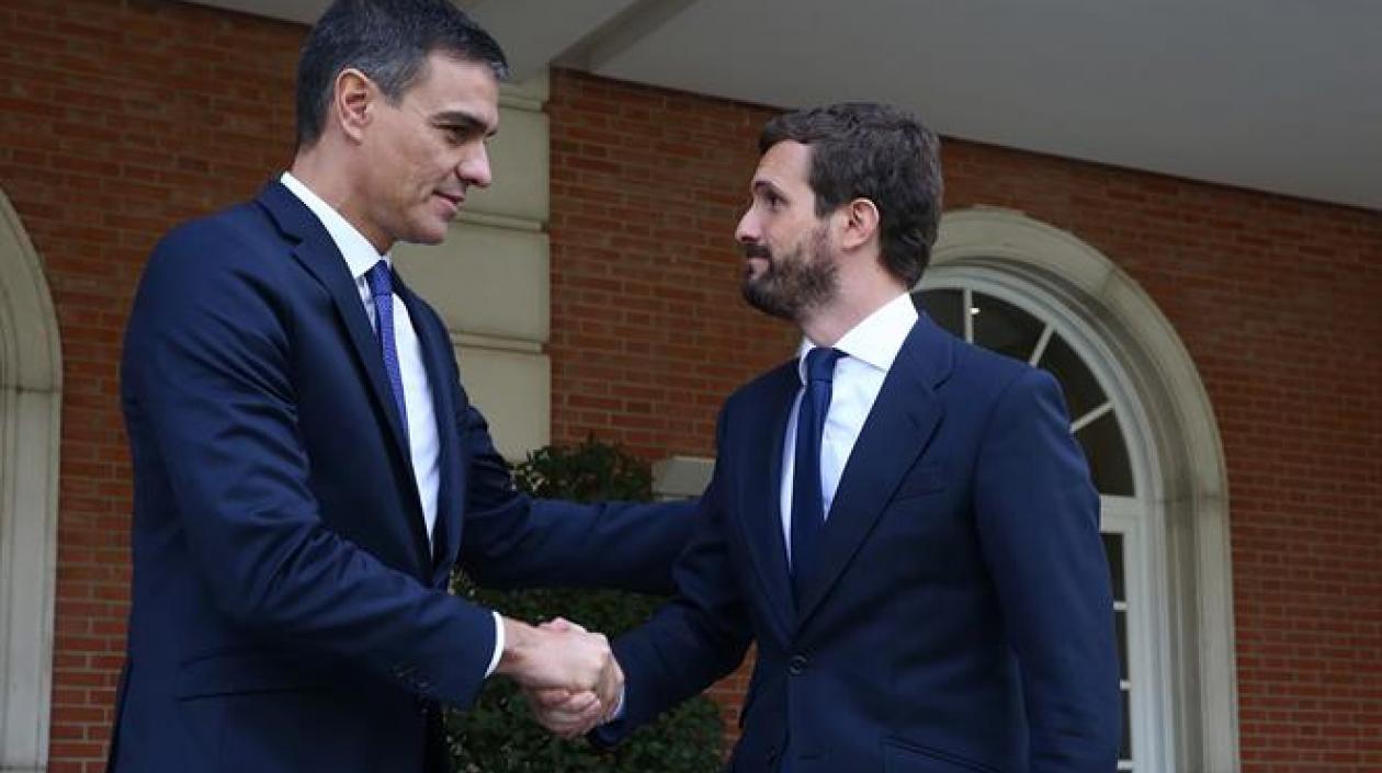El presidente del Gobierno en funciones, Pedro Sánchez, saluda al líder de la oposición, Pablo Casado, en las escalinatas del Palacio de la Moncloa.