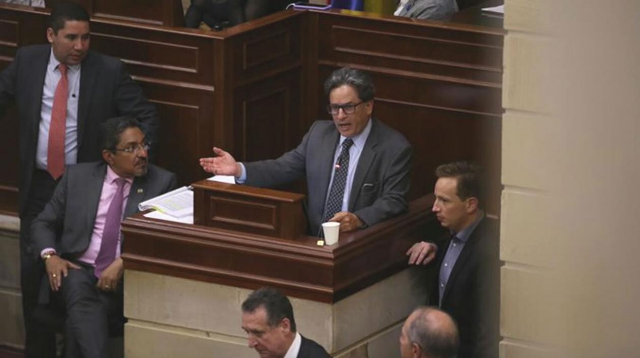 El Ministro Alberto Carrasquilla en la plenaria del Congreso.