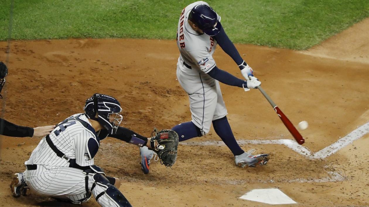 George Springer conectando el jonrón de tres carreras en el tercer inning.