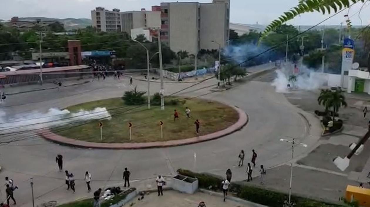 Enfrentamientos del Esmad con estudiantes en UniAtlántico