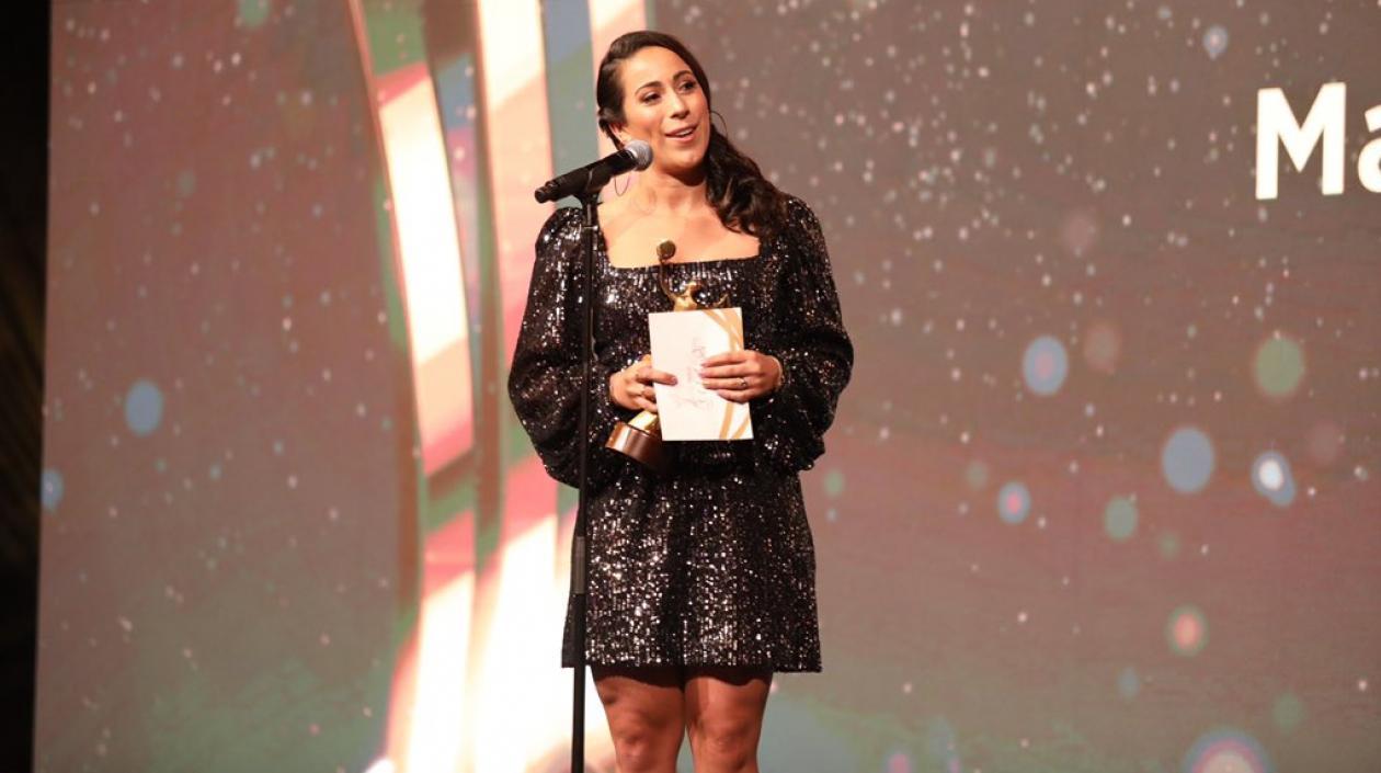 Mariana Pajón recibe el premio. 