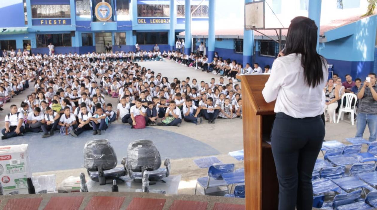 Niños del Colegio Dolores María Ucrós  recibiendo la dotación.