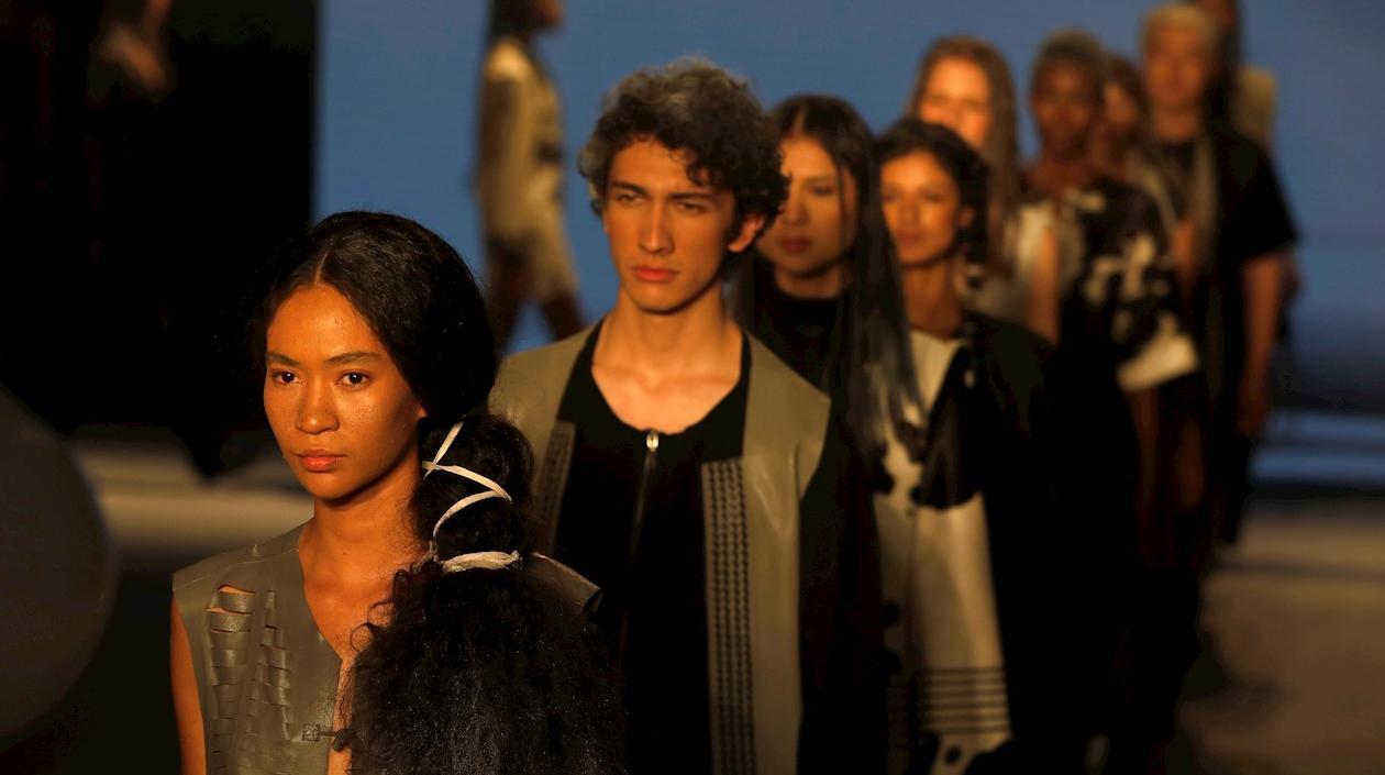 Modelos presentan creación de la diseñadora Andrea Landa.
