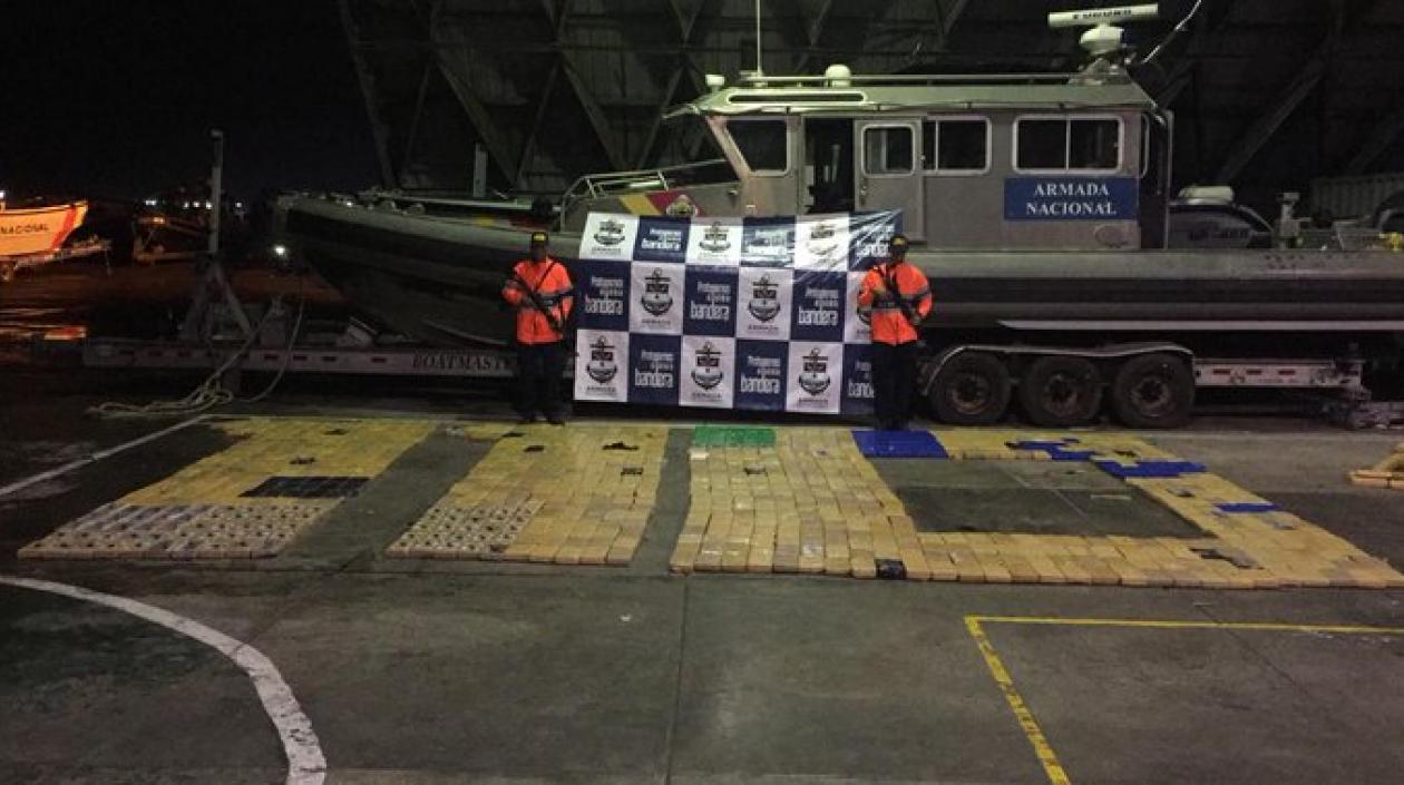 La droga incautada y el semisumergible.