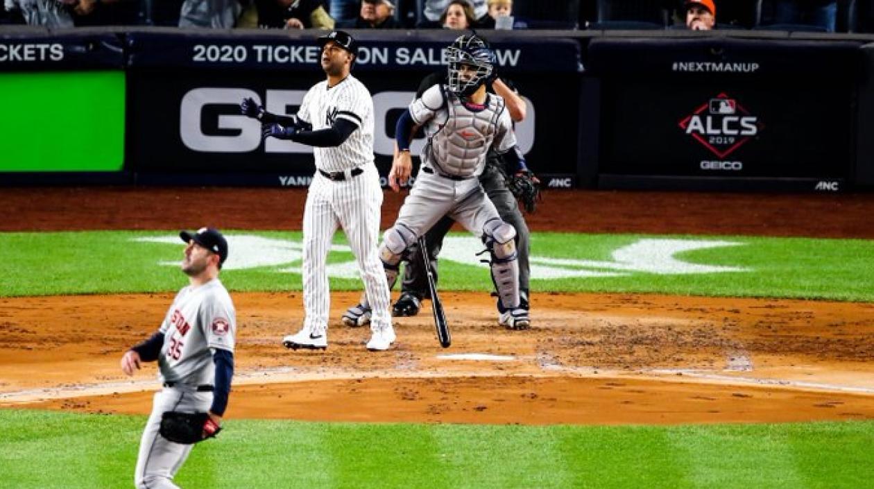 Momento del jonrón de Aaron Hicks.