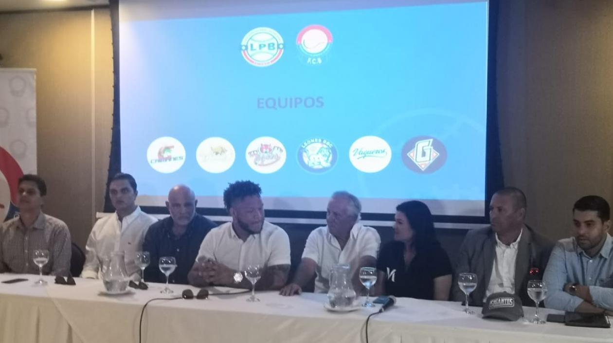 En la foto, el lanzamiento de la temporada de béisbol profesional.