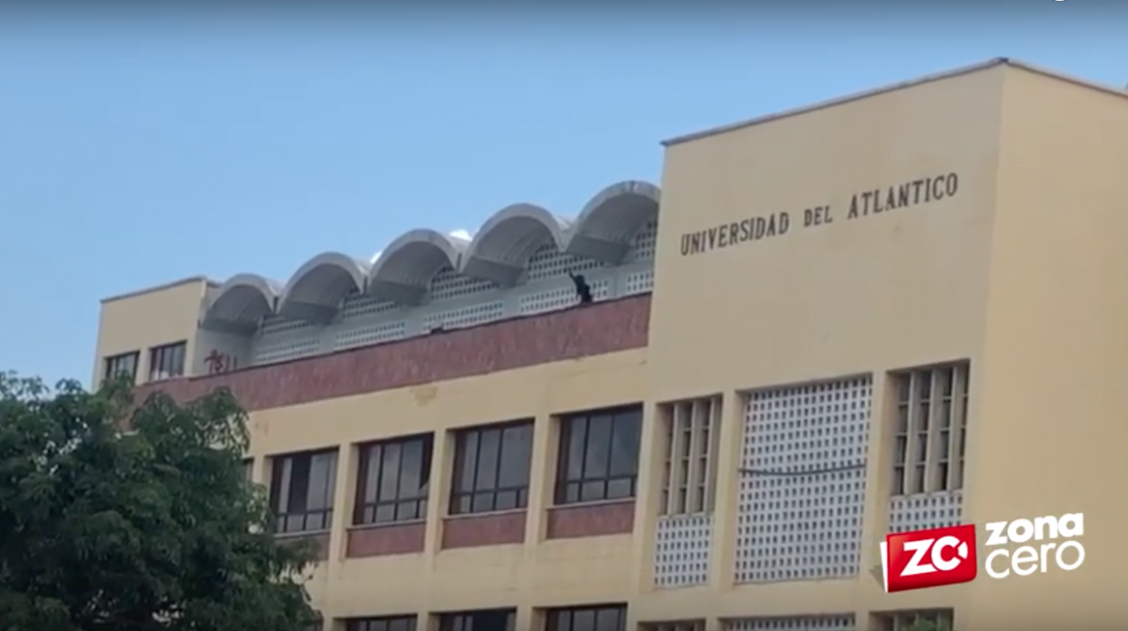 Los encapuchados en la sede de UniAtlántico.