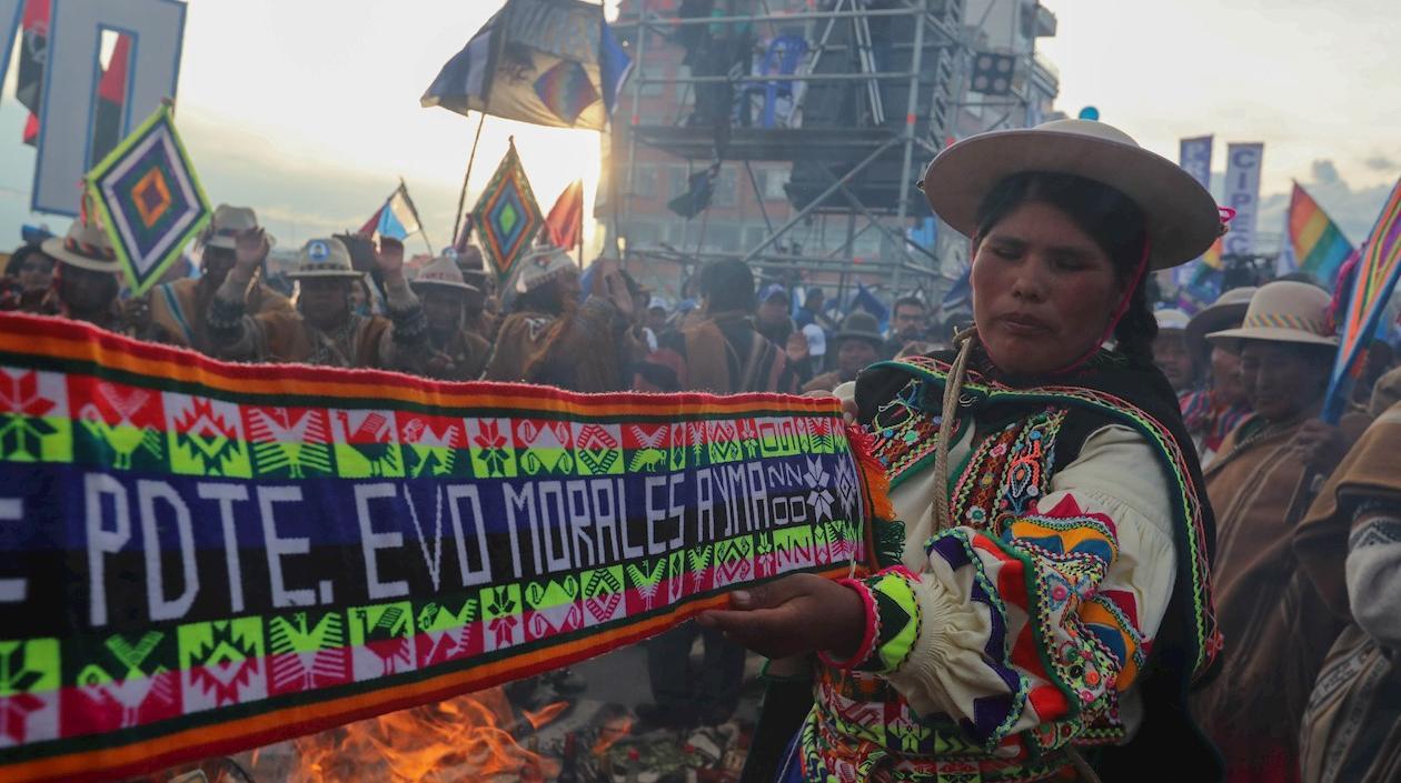  Indígenas bolivianos asistieron al cierre de campaña del presidente de Bolivia, Evo Morales.