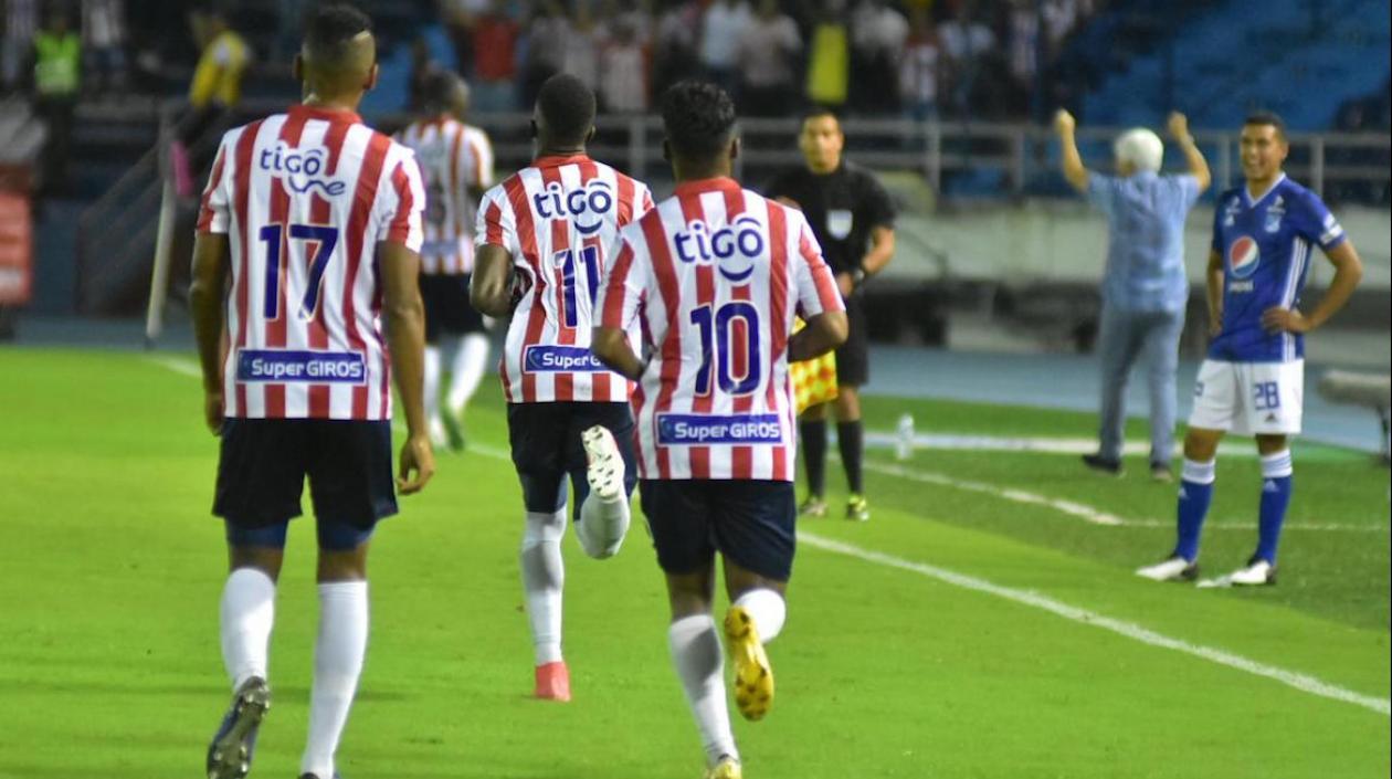 Celebración juniorista del gol de Daniel Moreno.