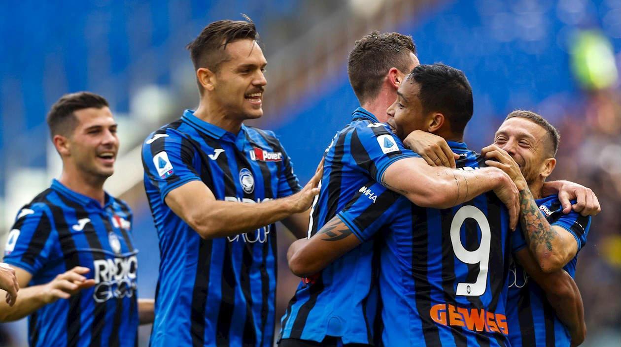 Luis Fernando Muriel festeja con sus compañeros. 