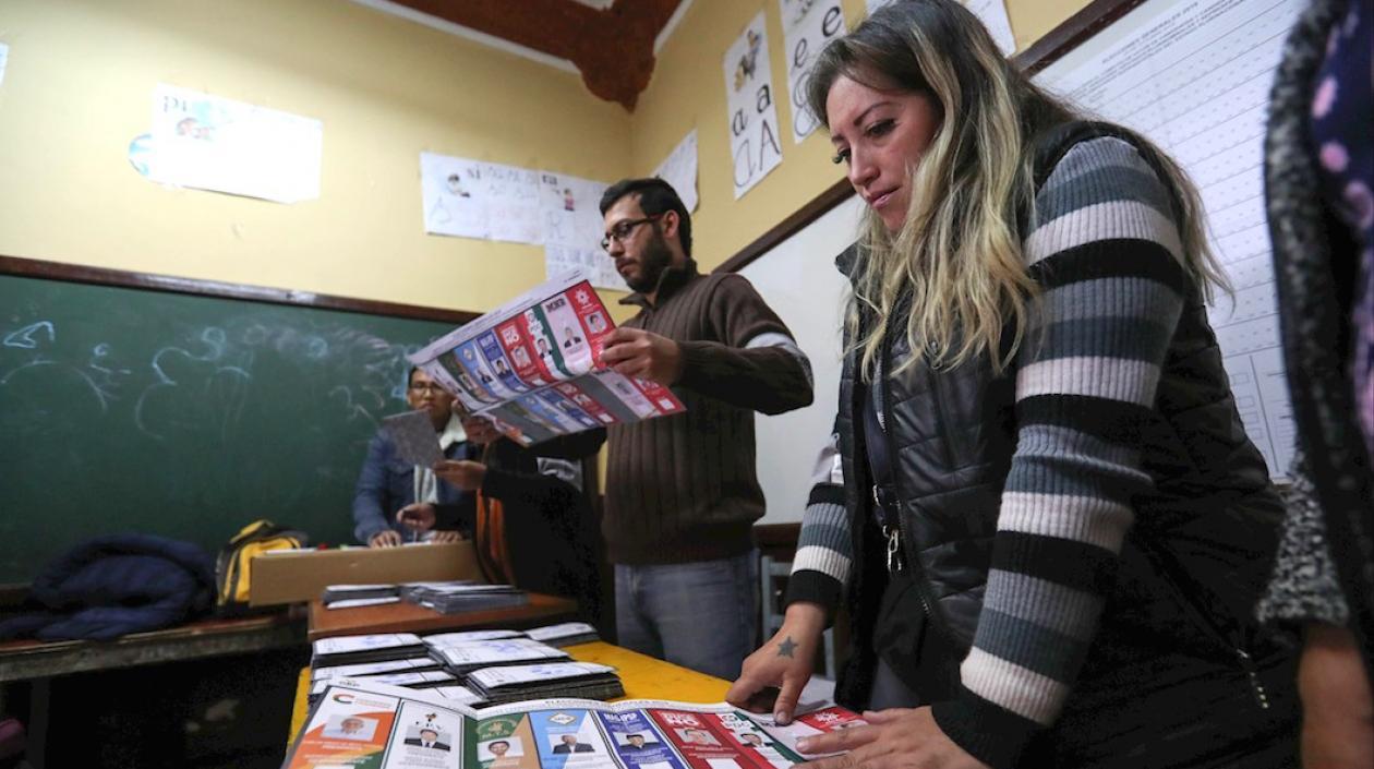 Jurados de votación en el proceso de escrutinios.