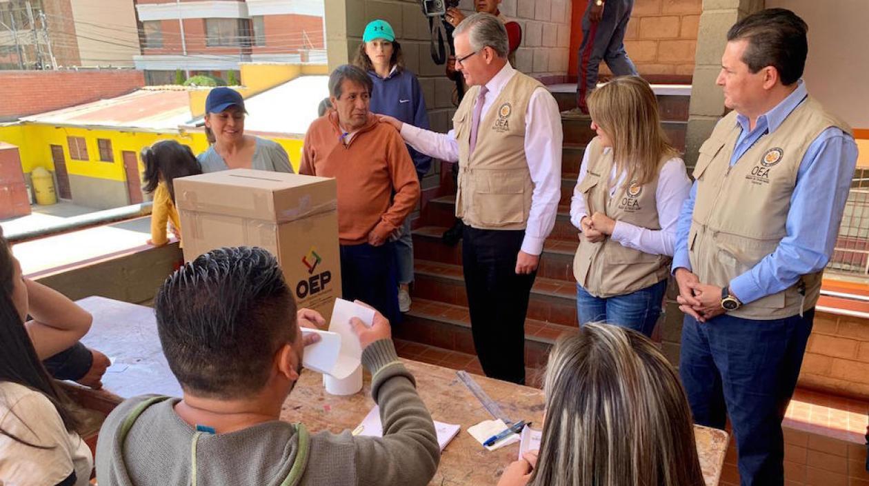 La Misión de la OEA en plena labor.