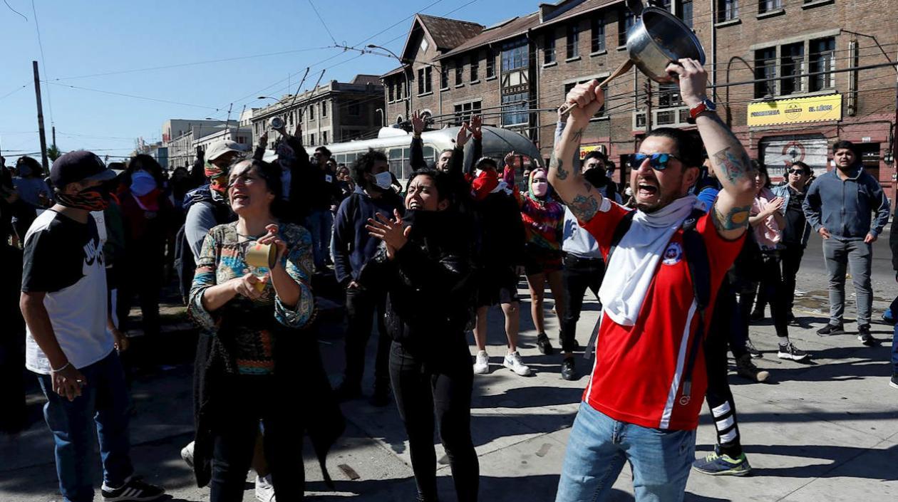 Protestas frente al congreso de Chile. 