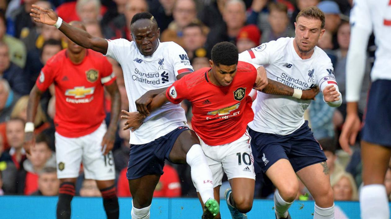 Marcus Rashford ante la marca de los dos jugadores del Liverpool. 
