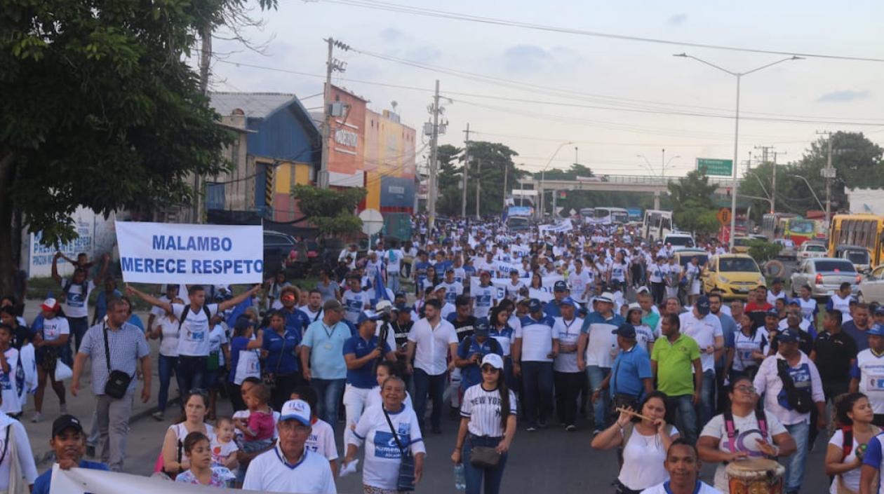 Seguidores acompañando al candidato Rumenigge Monsalve.