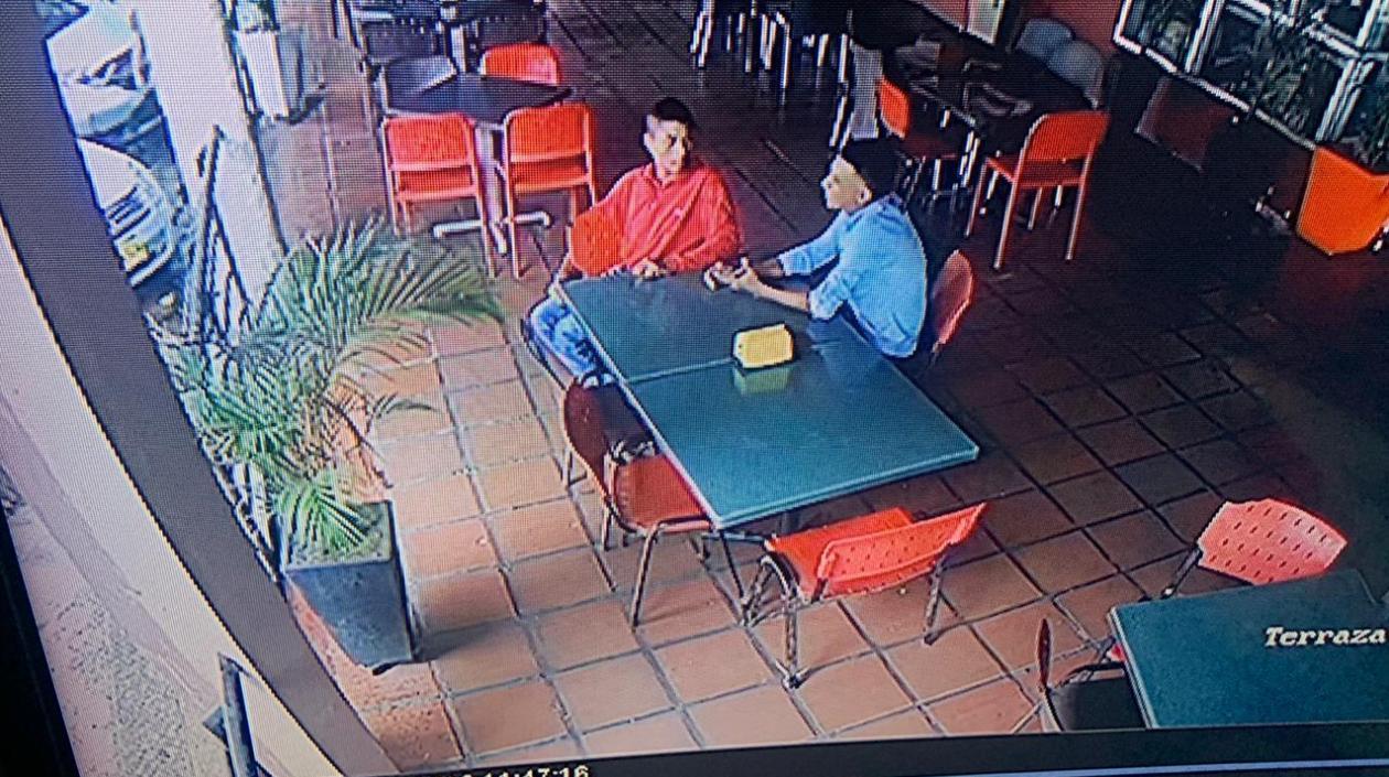 Los dos sospechosos que le marcaron la zona a los sicarios.