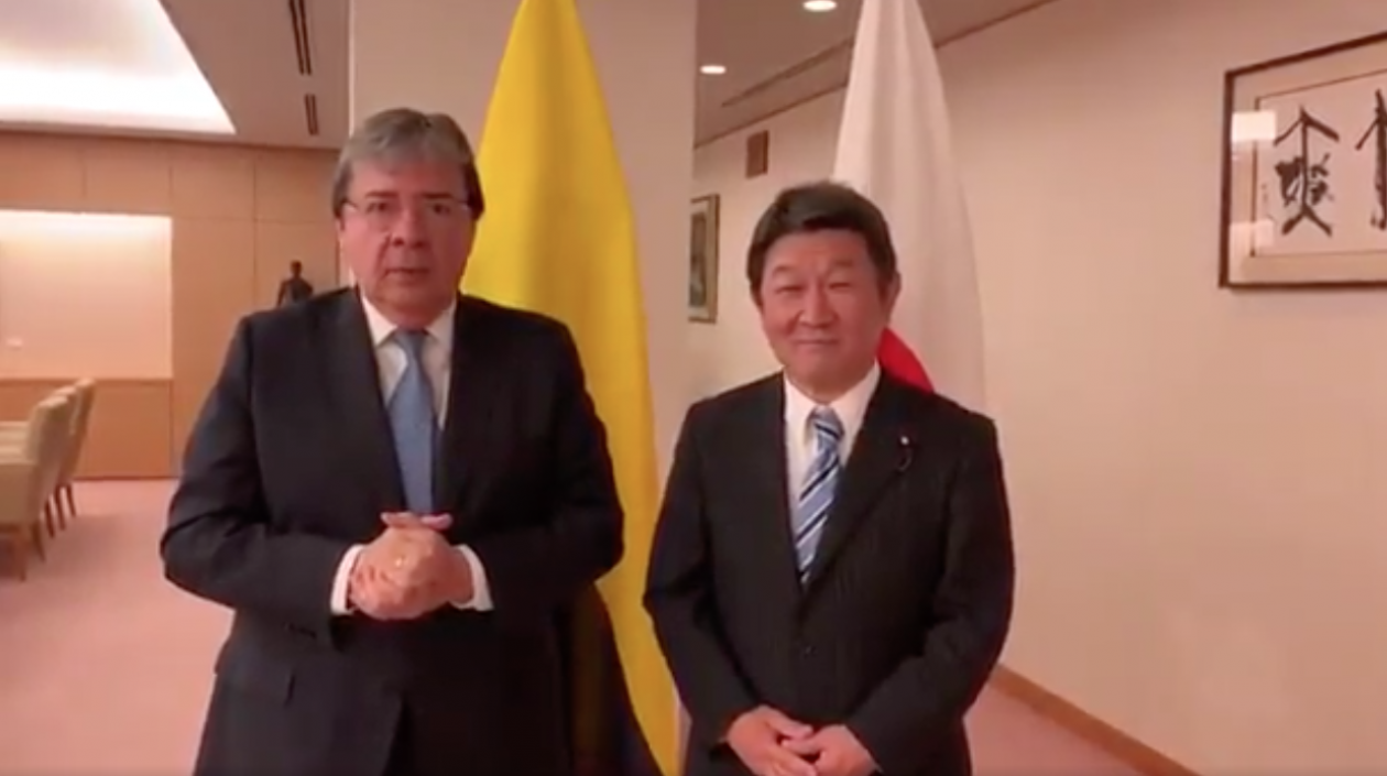 Carlos Holmes Trujillo y Toshimitsu Motegi.