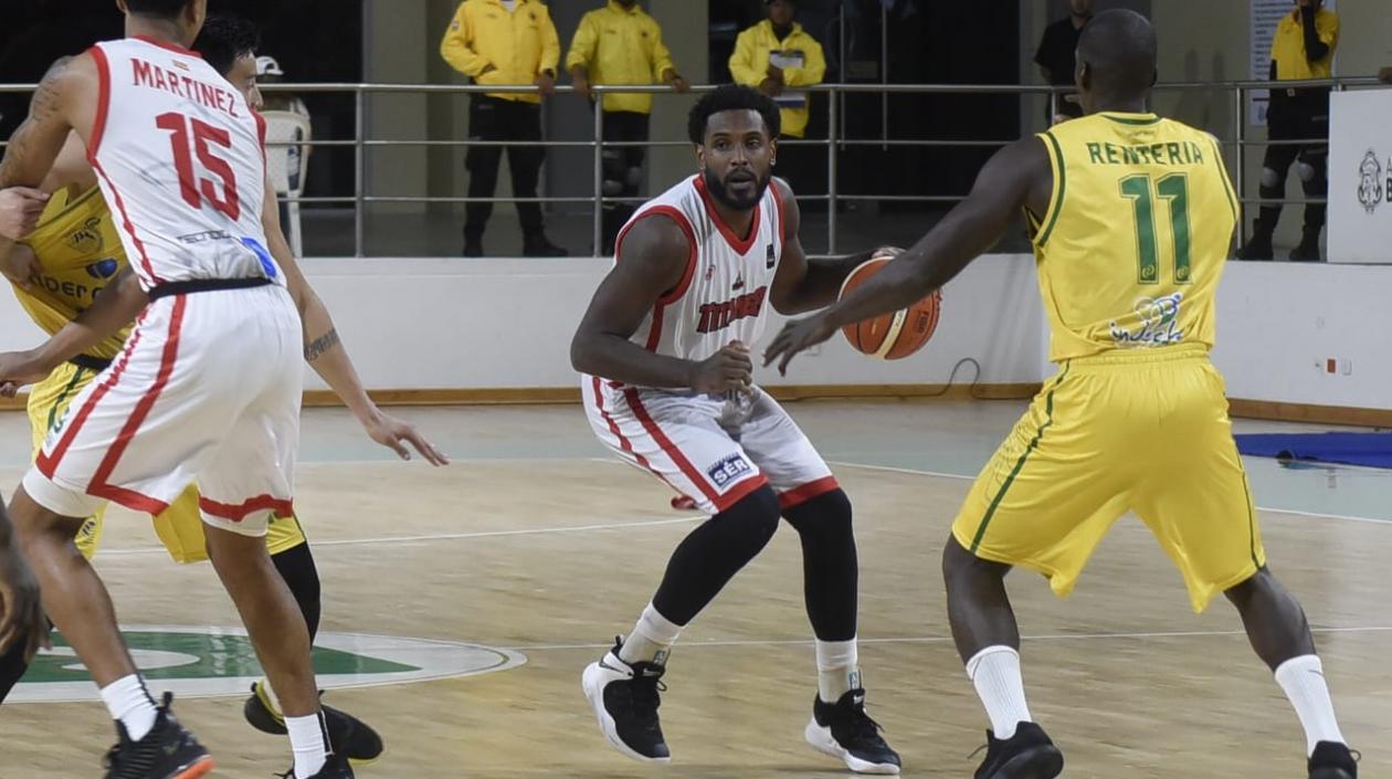 Luis Jacabo es el líder encestador de los Titanes. 