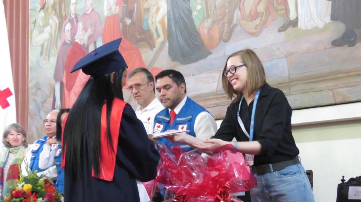 Excombatientes se graduaron al certificar sus saberes en enfermería.