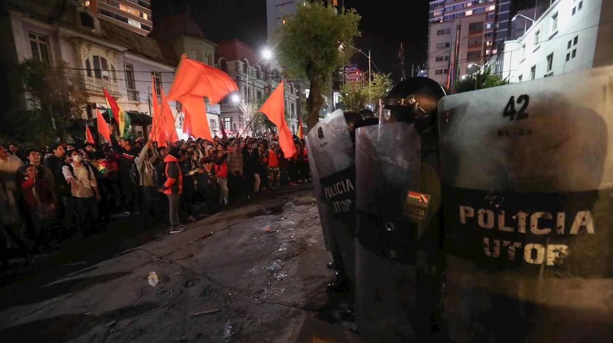 Adeptos de Mesa y Morales se enfrentan en Bolivia por recuento de votos.