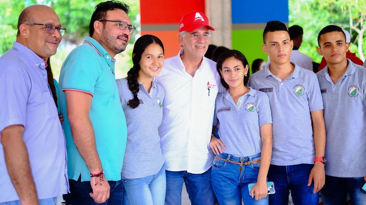 Autoridades de la Gobernación con los estudiantes.