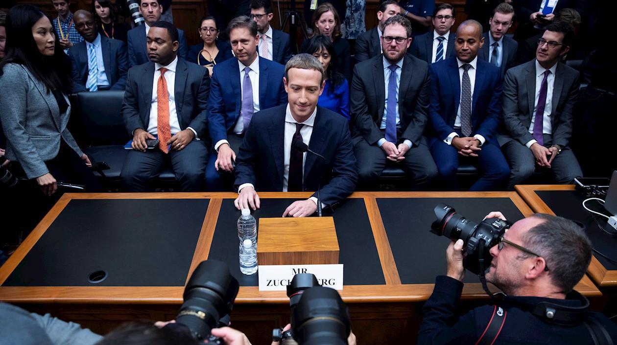 El presidente y fundador de Facebook, Mark Zuckerberg (C), testifica ante el Comité de Servicios financieros del Congreso de Estados Unidos, este miércoles en el Capitolio de Washington DC.