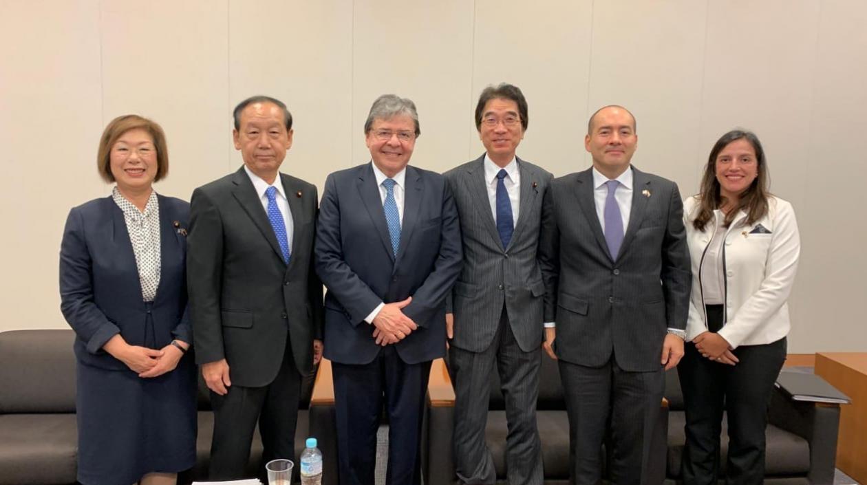 Canciller con funcionarios japoneses.