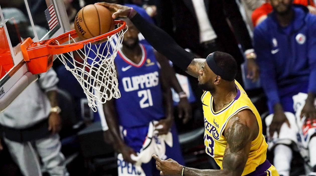 LeBron James anota en un juego de la NBA. 