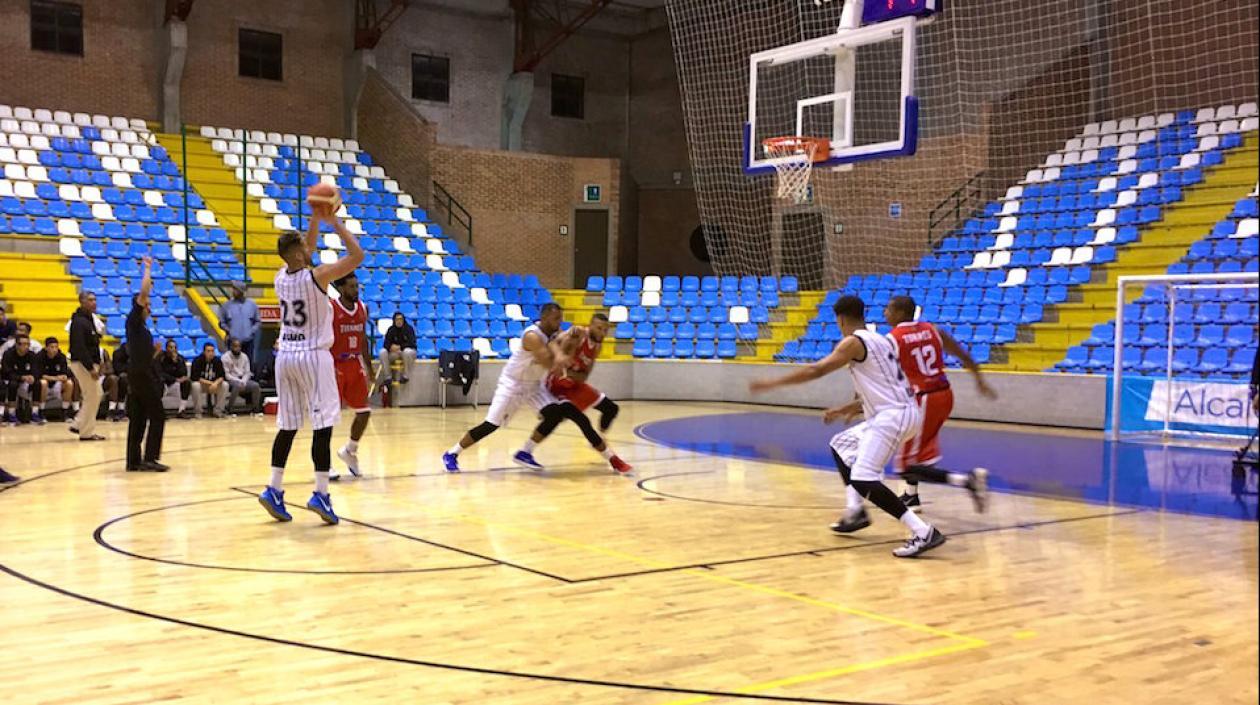 Acción del partido esta noche en Bogotá.