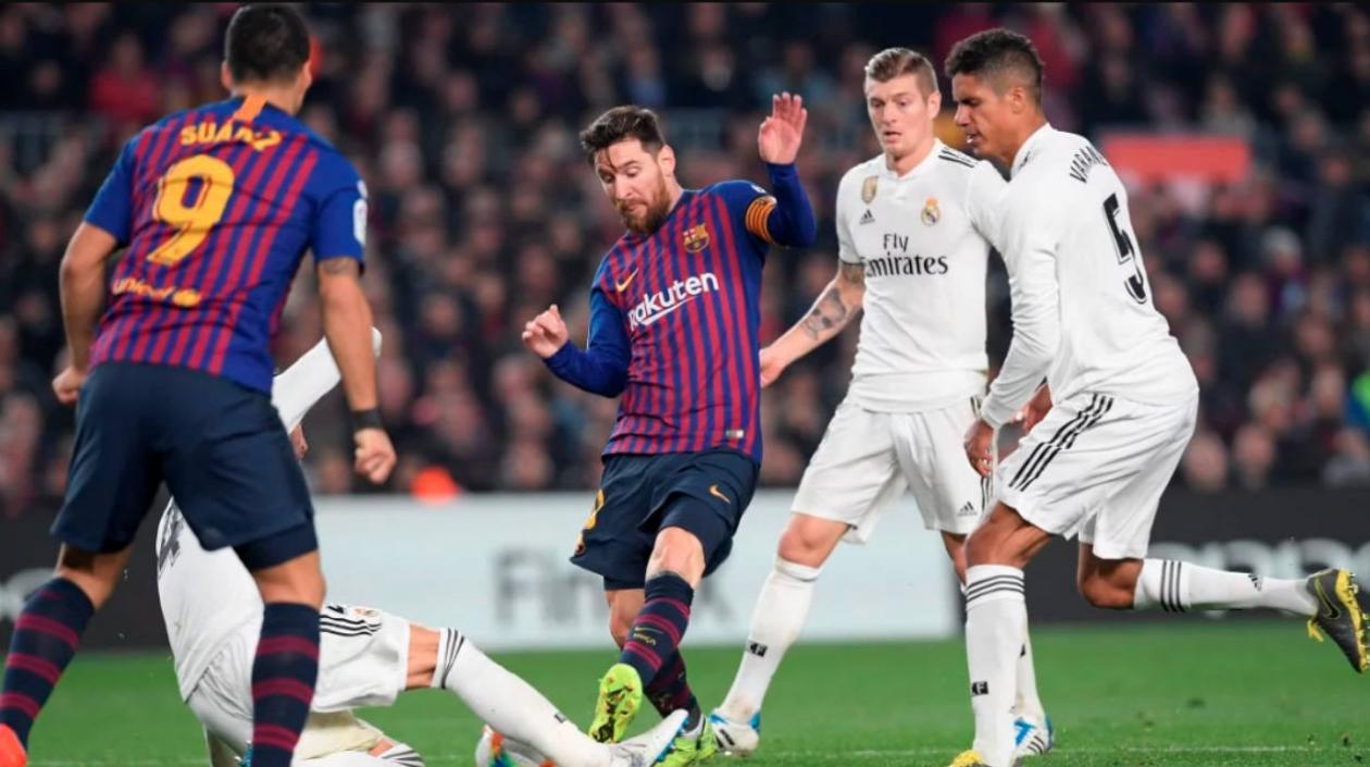 Acción de un clásico anterior entre Barcelona y Real Madrid. 