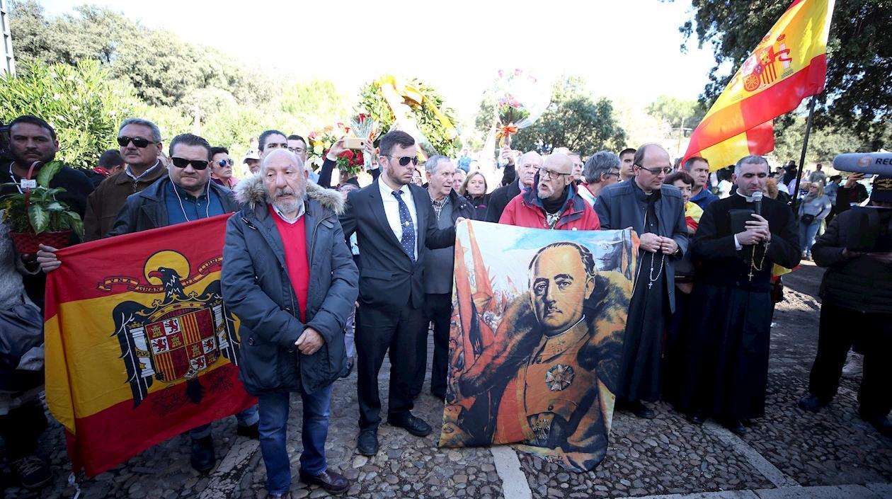 Familiares y seguidores en el cementerio.