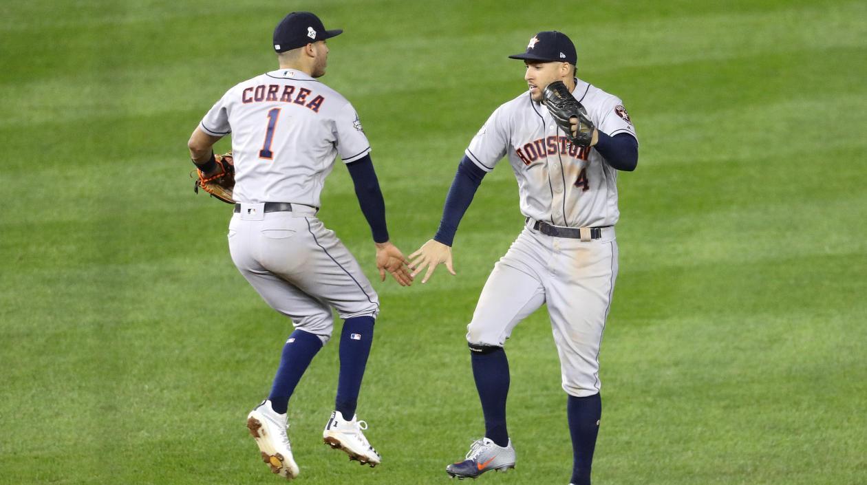 Jugadores de los Astros festejan el triunfo. 