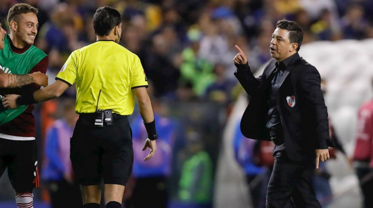 Marcelo Gallardo reclama al cuarto juez luego del partido. 