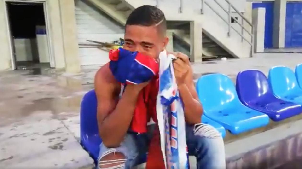 Hincha del Unión Magdalena llora desconsolado. 