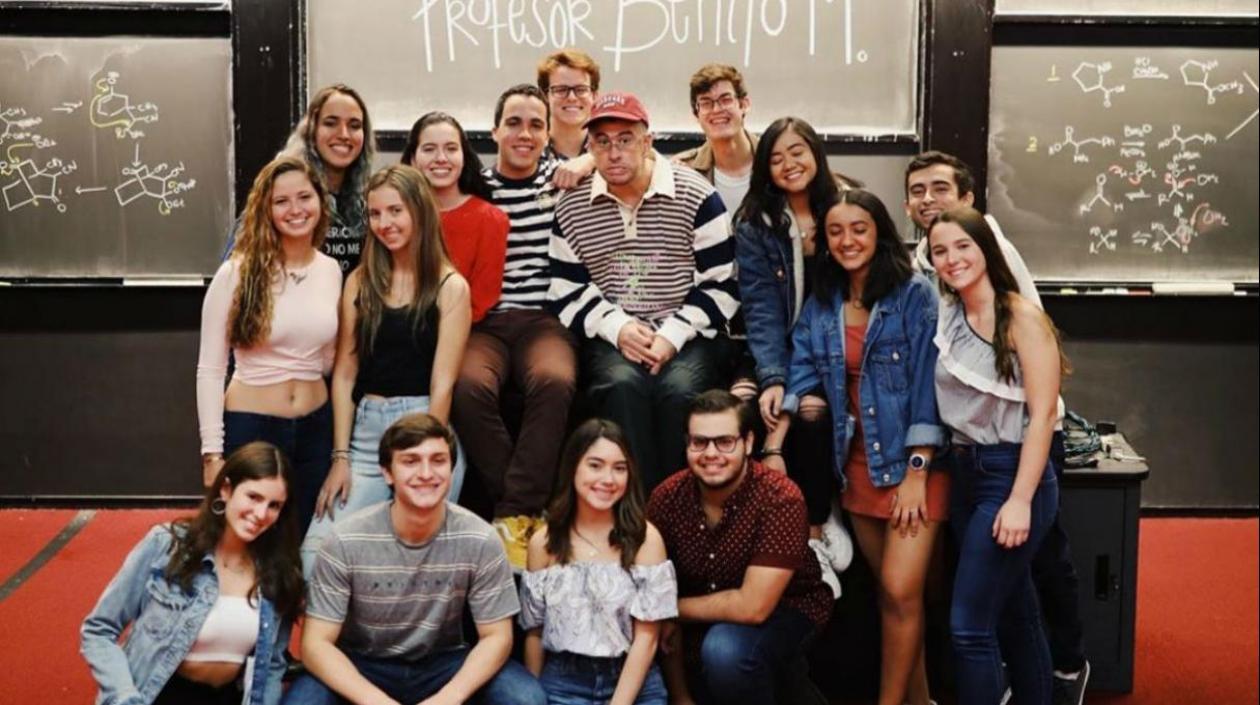 Bad Bunny junto a estudiantes de Harvard.