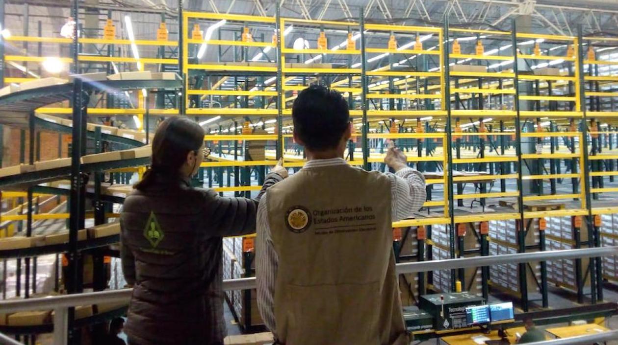 Observadores de la OEA en su labor de verificación del proceso electoral.