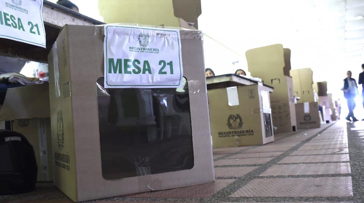 Mesas vacías por la falta de tarjetones.