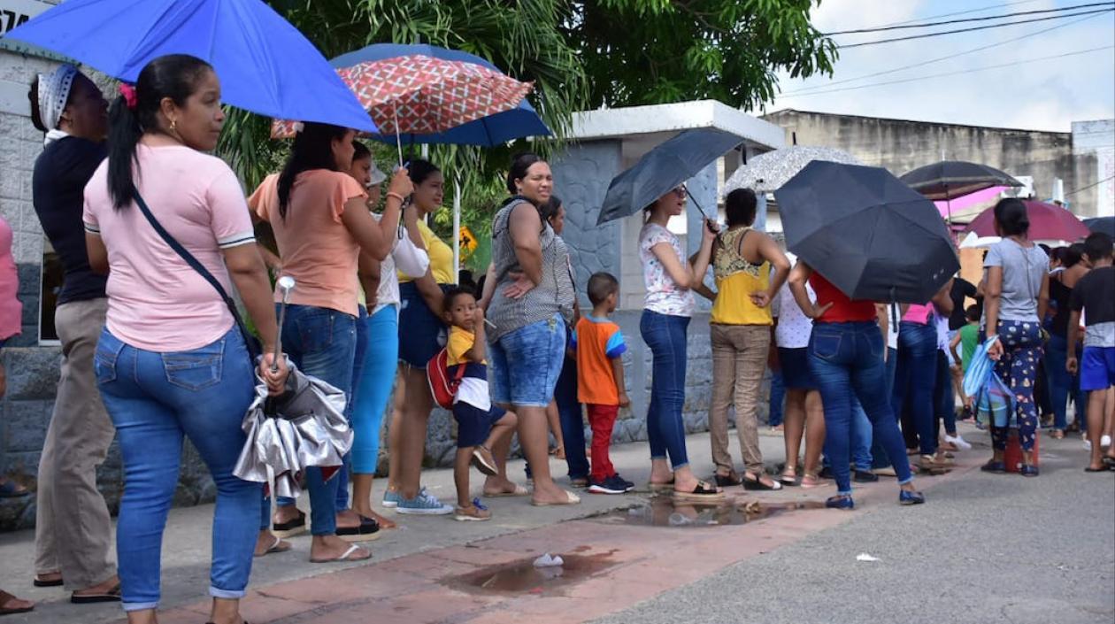 Votantes esperando su ingreso a los puestos.