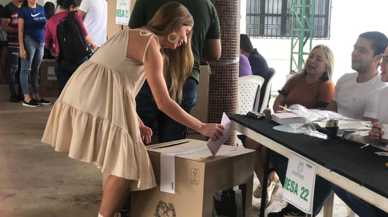 La Reina Isabella Chams depositando el voto.