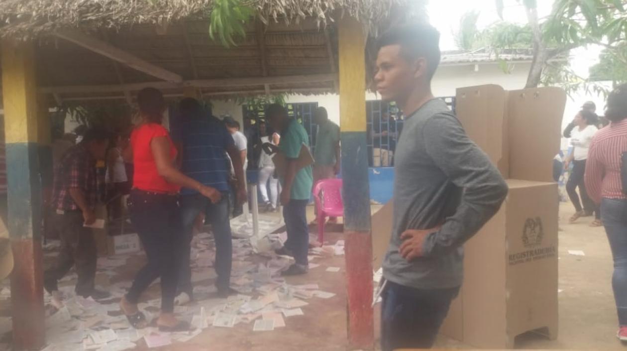 Puesto de votación en Pujiño Del Carmen.