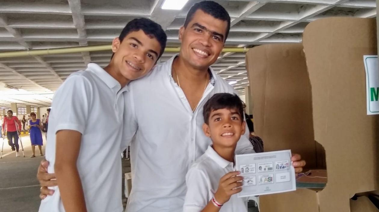 El candidato Rodney Castro, en compañía de sus hijos.