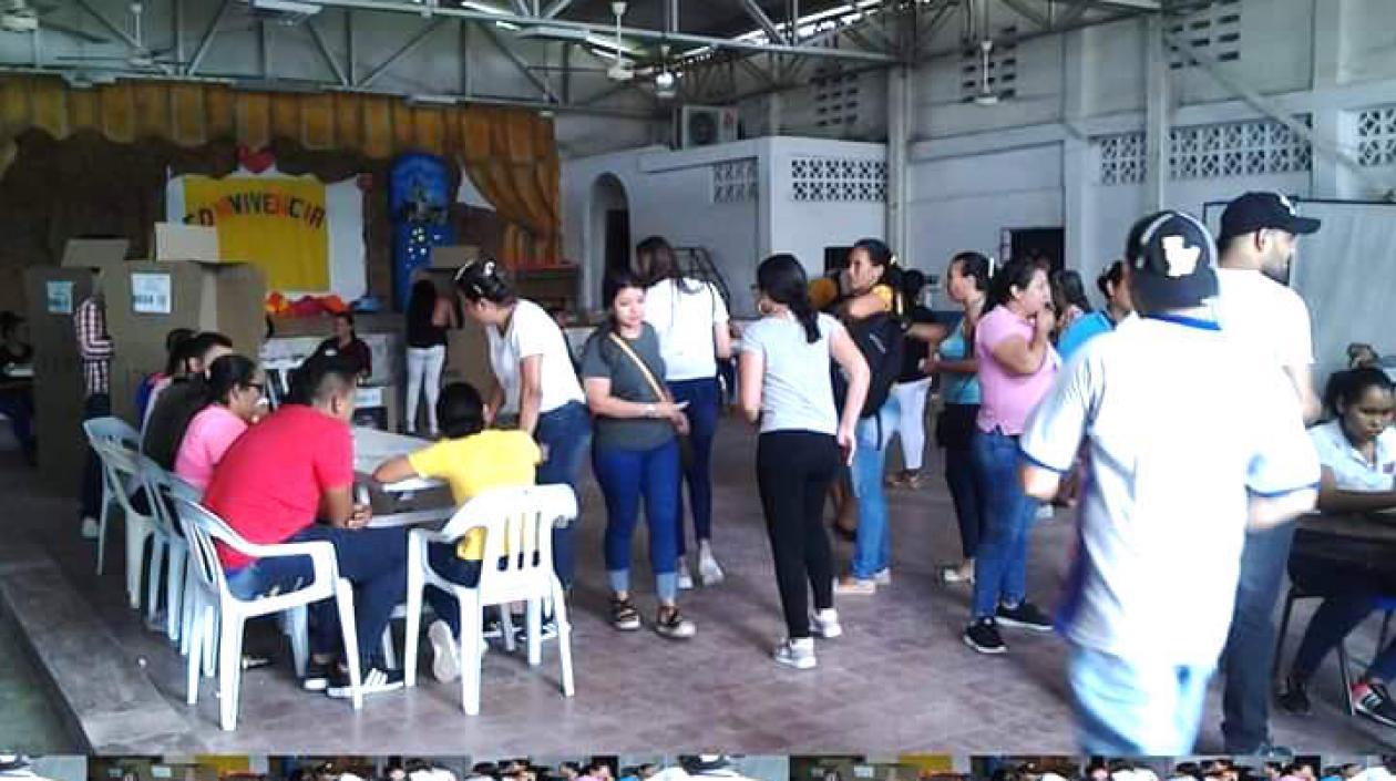 Ciudadanos votando en el municipio de Baranoa.