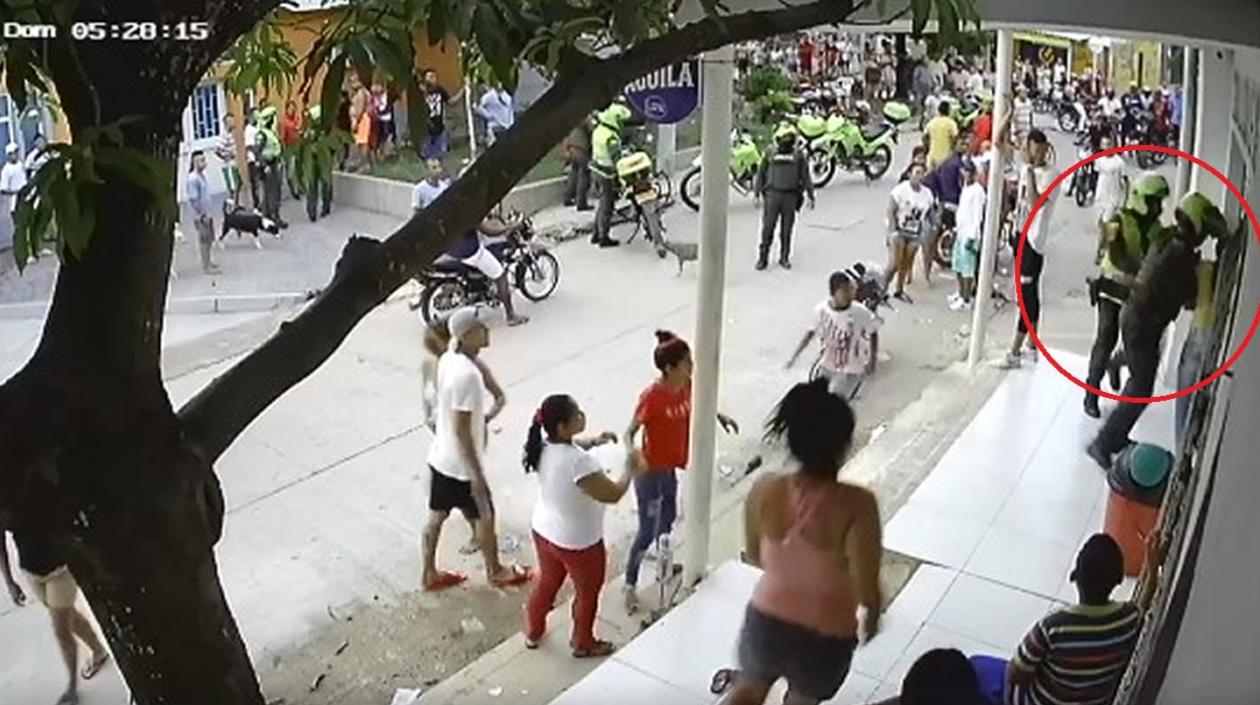 Policías le quitan el teléfono a una menor porque “grababa un procedimiento” 