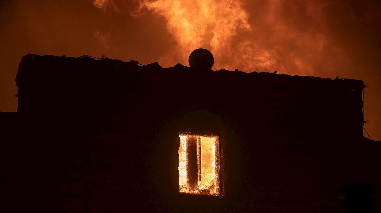 Los bomberos y servicios de emergencia en el norte del estado no han logrado controlar un devastador incendio.