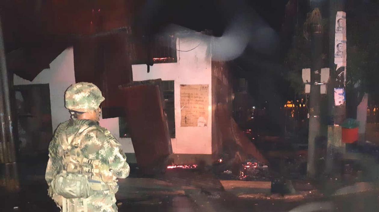 Ejército custodia la sede de la Alcaldía de Nechí.