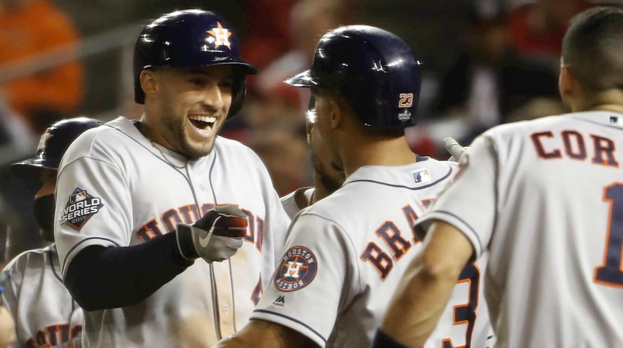 George Springer celebra con sus compañeros un cuadrangular. 